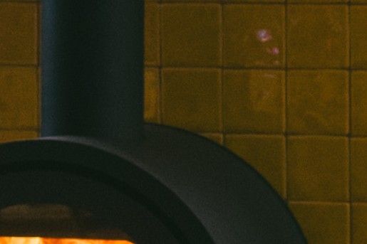 Een familieboerderij met knalkleuren en glitterbollen