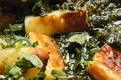 Spinazie curry met krokante halloumi en zelfgemaakt flatbread
