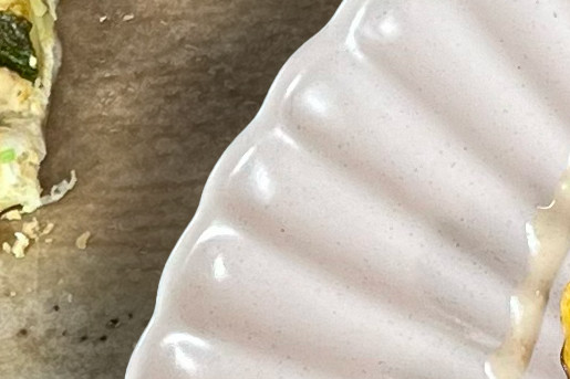 Plaattaart met courgette, cherry tomaatjes, spinazie en een pittige dressing