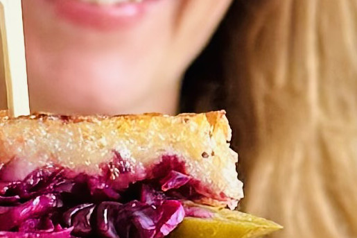 Sandwich met roze zuurkool