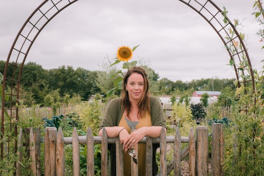 Anne Wieggers in de moestuin | Foto: Sheena Schouwink