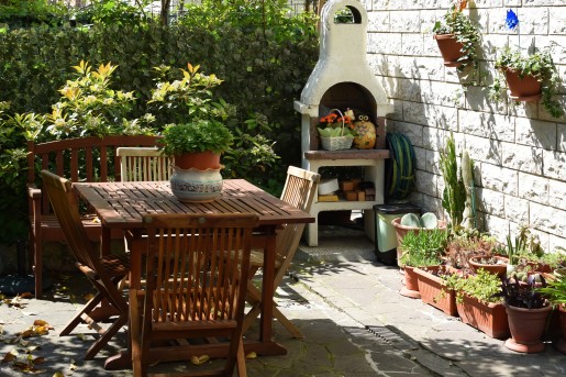 Tuin met steenoven en zitplek