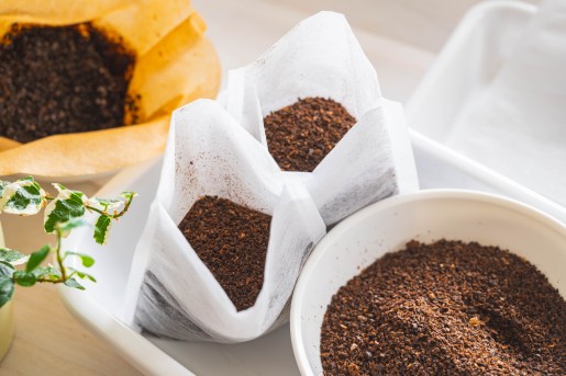 Koffiedik in bakje en zakjes