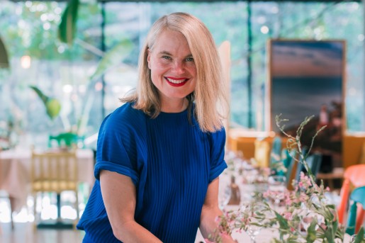 Duurzame lifestyle-expert Marieke Eyskoot verzorgt de tafel tijdens het feestdiner | Foto: Sheena Schouwink