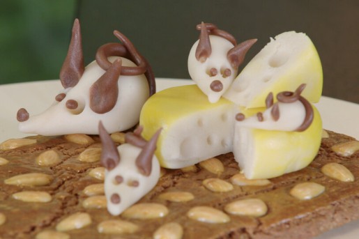 Speculaas met muisjes van marsepein