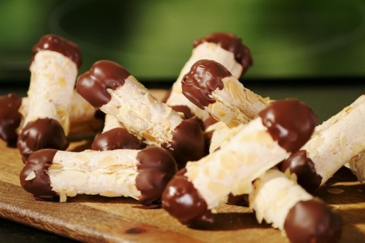 Onze chef Ramon Brugman maakt misschien wel een van de lekkerste koekjes, bokkenpootjes! Met amandelschaafsel en pure chocolade. Zelfgemaakte bokkenpootjes