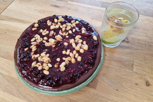 No-bake chocoladecake met rood fruit en sinaasappel