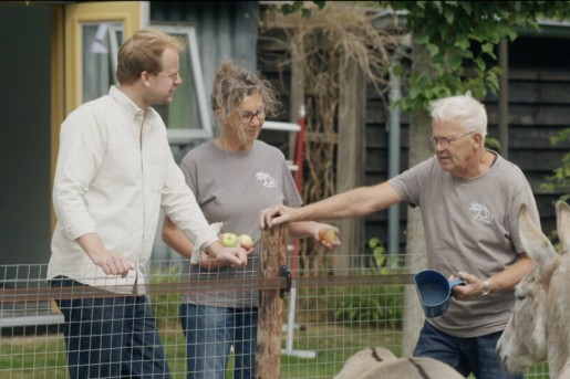 Theo-Bert met de eigenaren van de ezelsopvang in Zwinderen. Theo-Bert bij de ezelsopvang