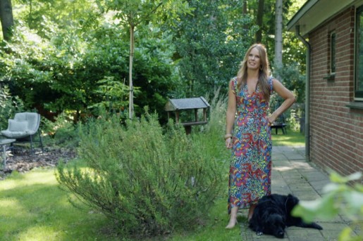 Manon bij haar vakantiehuisje