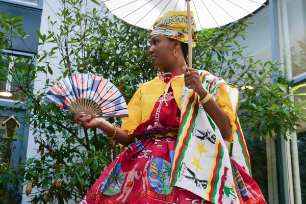 Keti koti outfitDe stof van de koto is een keti koti stof. Het koto model heet broko bere dit betekent gebroken buik, omdat je deze vastmaakt bij je middel en omklapt. De angisa heet opo lanki, want betekent rand omhoog. | Fotografie: Mirjam Michielsen