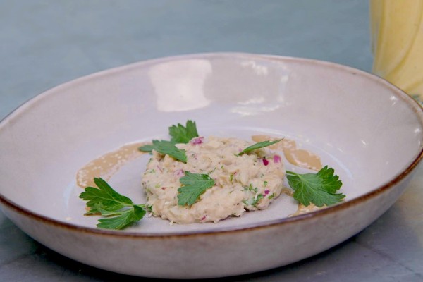 Onze chef Sharon maakt een vegetarische tartaar van oesterzwammen met een pittige sojasaus