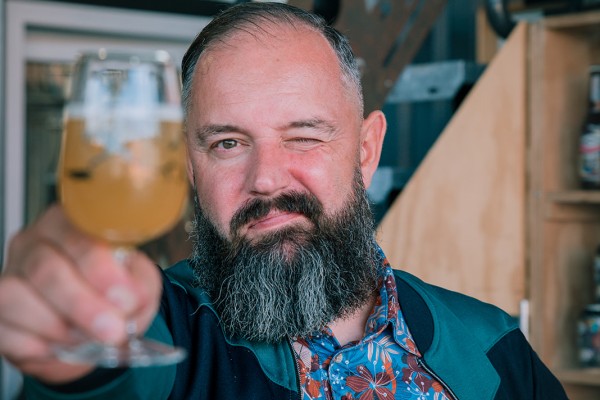Ramon proost met een lokaal biertje | Foto: Sheena Schouwink