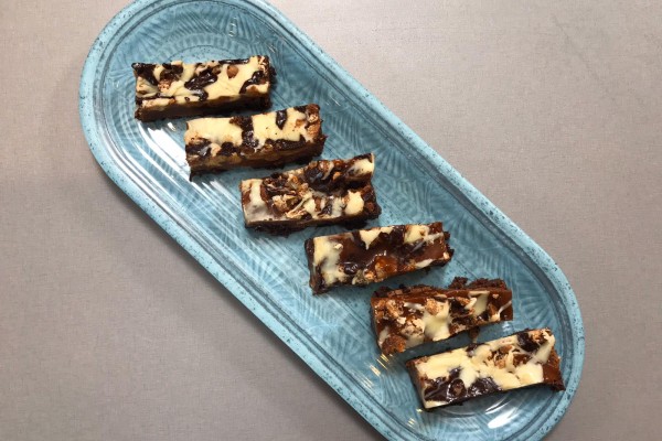 Brownies met karamel, pinda's en chocolade cropped