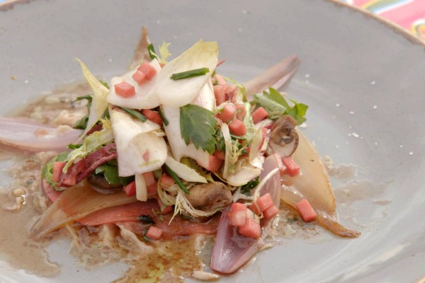 Frisse witlofsalade met appel, verse kruiden en kastanjecrème