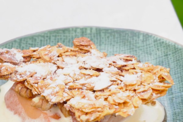 Kweepeer met amandel en een honing sabayon