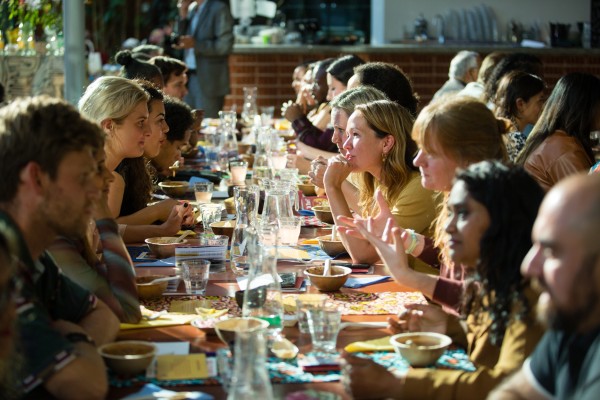 Samenkomen aan de Keti Koti tafel in 2022 Foto: Barbara Kieboom