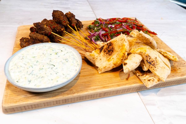 Kofte-spiesjes met tzatziki, seizoenstomaat en rode ui