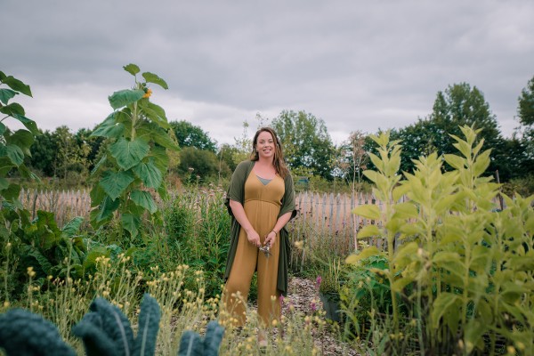 Anne Wieggers in de BinnensteBuiten Moestuin | Foto: Sheena Schouwink