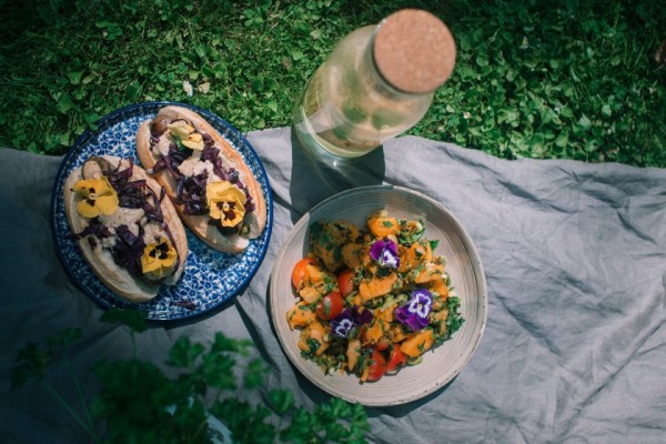 Pompoensalade met broodje braadworst | Fotografie: Sheena Schouwink