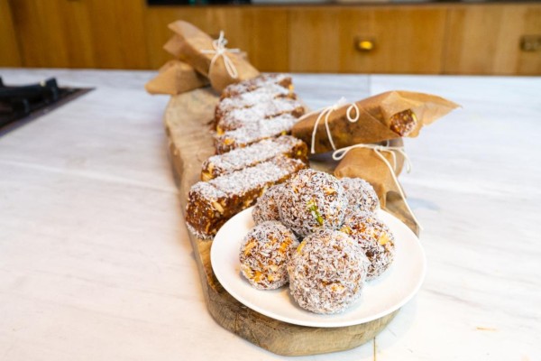 Proteïnerepen met vijgen, dadels, honing en noten 