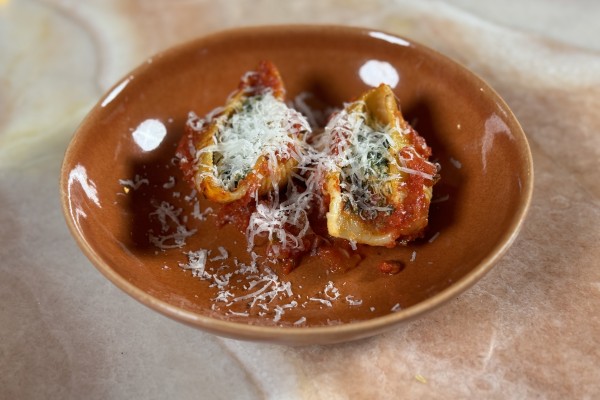 Vegetarische pastaschotel met grote gevulde conchiglioni pastaschelpen met ricotta en spinazie in tomatensaus | Gerecht van Henri Bontenbal