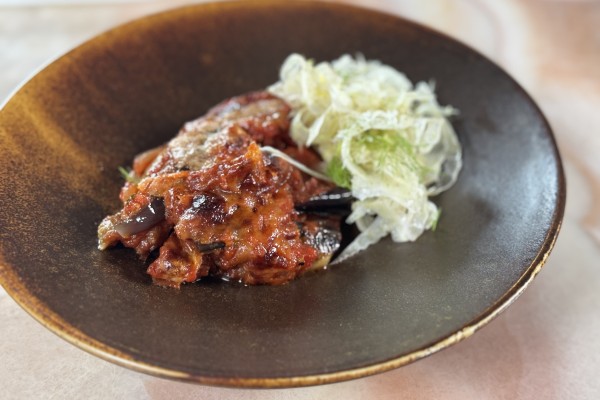 Lasagne Melanzane met aubergine, verse tomaten saus, parmezaanse kaas en een salade van gebakken courgette | Gerecht van Lilian Marijnissen