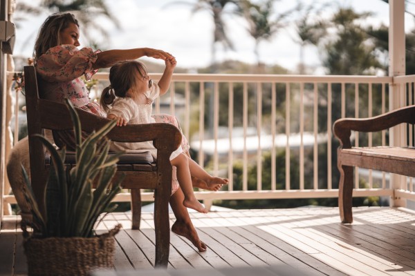 Moeder en dochter op de veranda | Foto: Pexels
