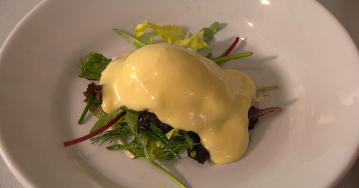 Een perfect gepocheerd eitje met Hollandaisesaus en een groene salade | BinnensteBuiten