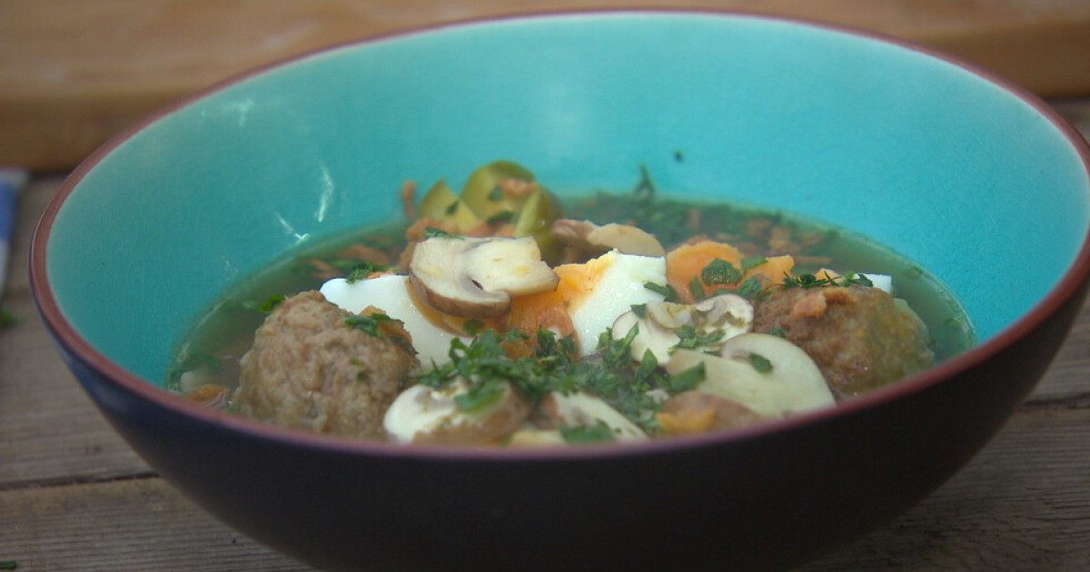 Dumplingsoep met een eitje, boerenkool, spruiten en gehaktballetjes | BinnensteBuiten