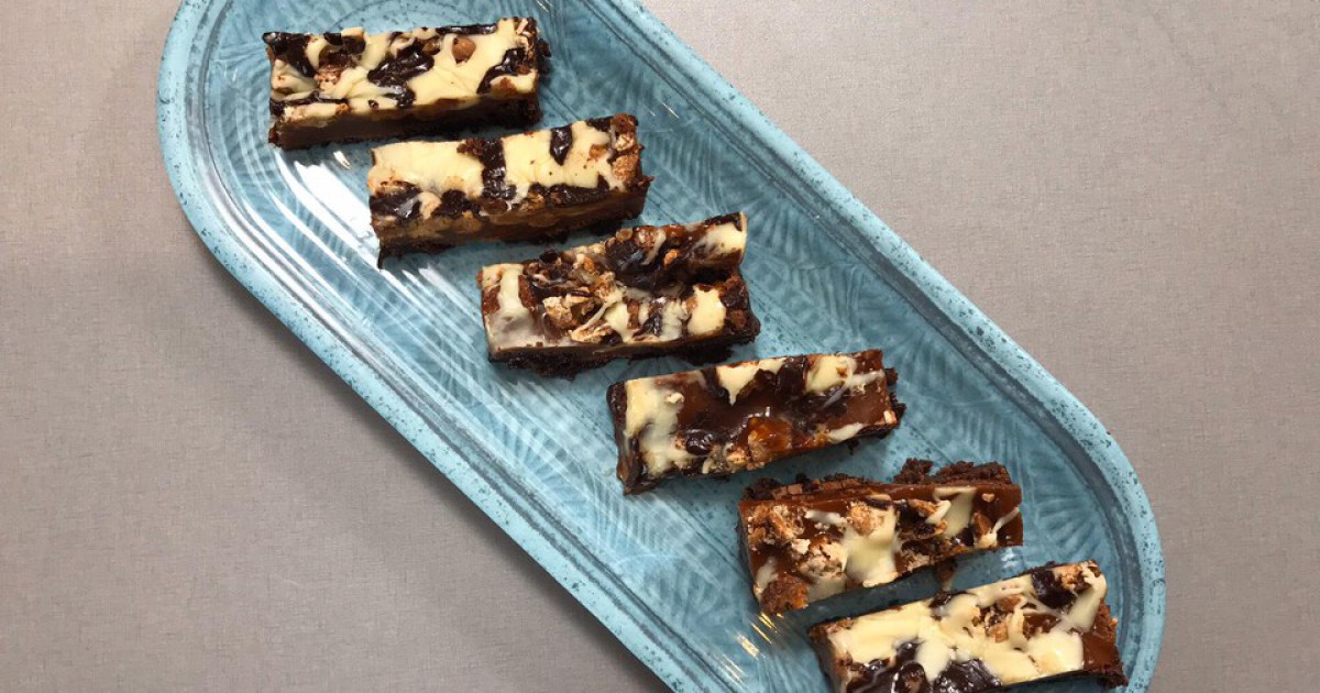 Brownies met karamel, pinda's en chocolade | BinnensteBuiten