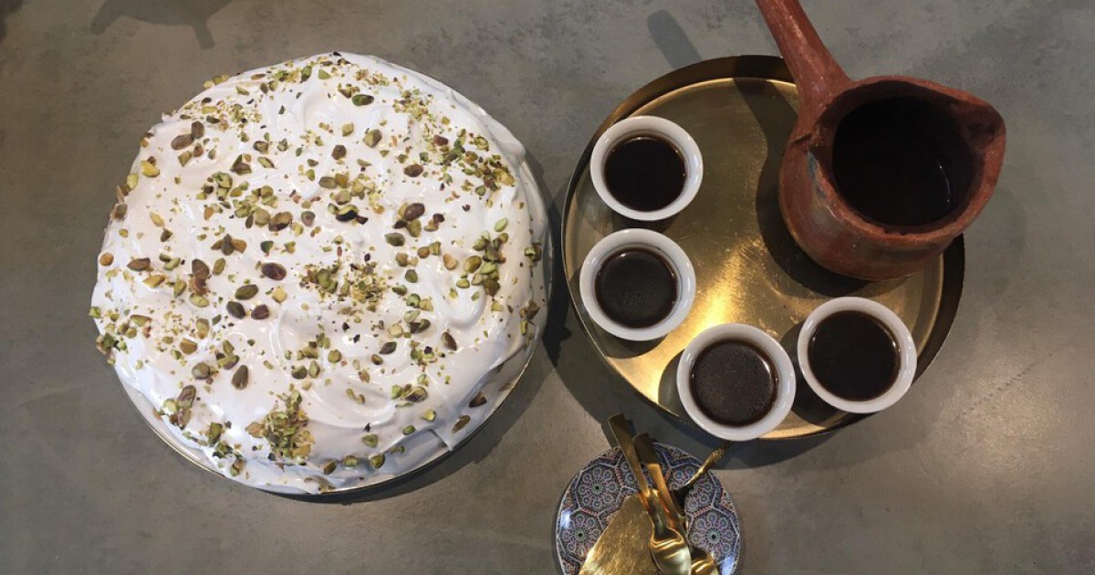 Pistache-meringuetaart met arabische koffie | BinnensteBuiten