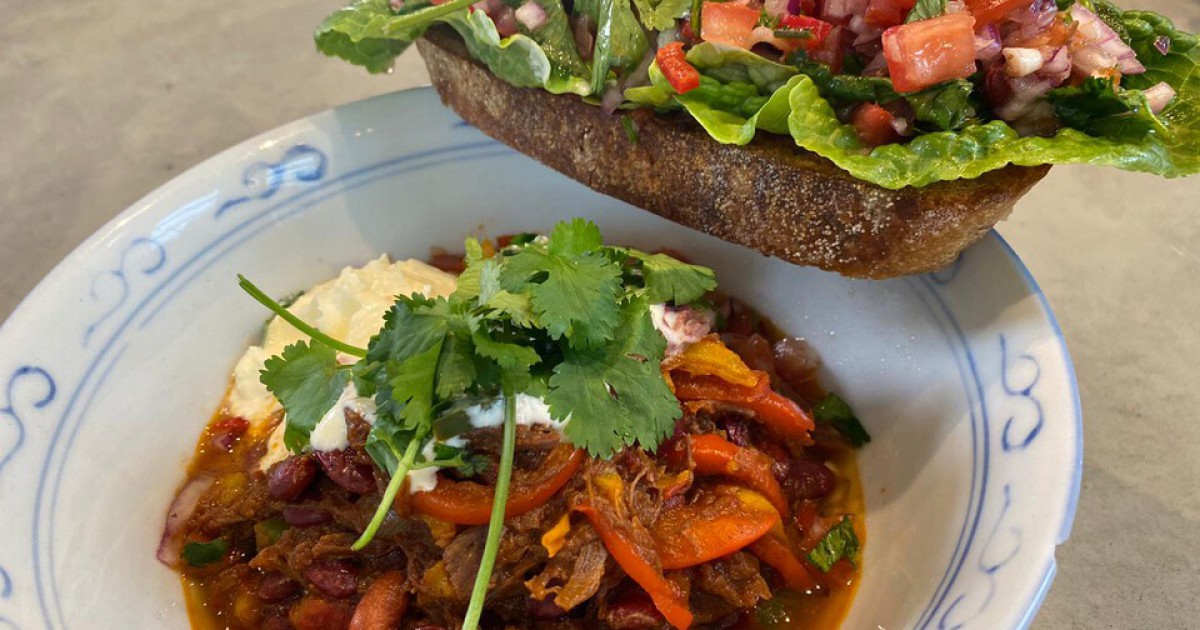 Chili con carne met stoofvlees, uiensalsa en knoflookbrood | BinnensteBuiten