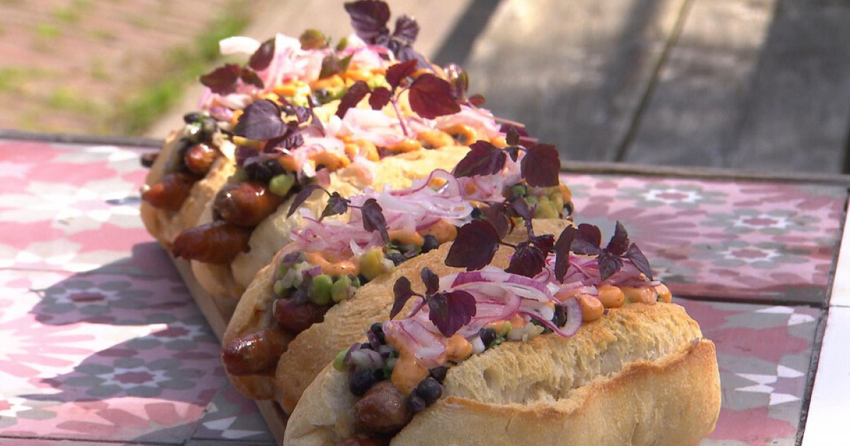 Hotdogs met pittige merguez worstjes van de BBQ | BinnensteBuiten