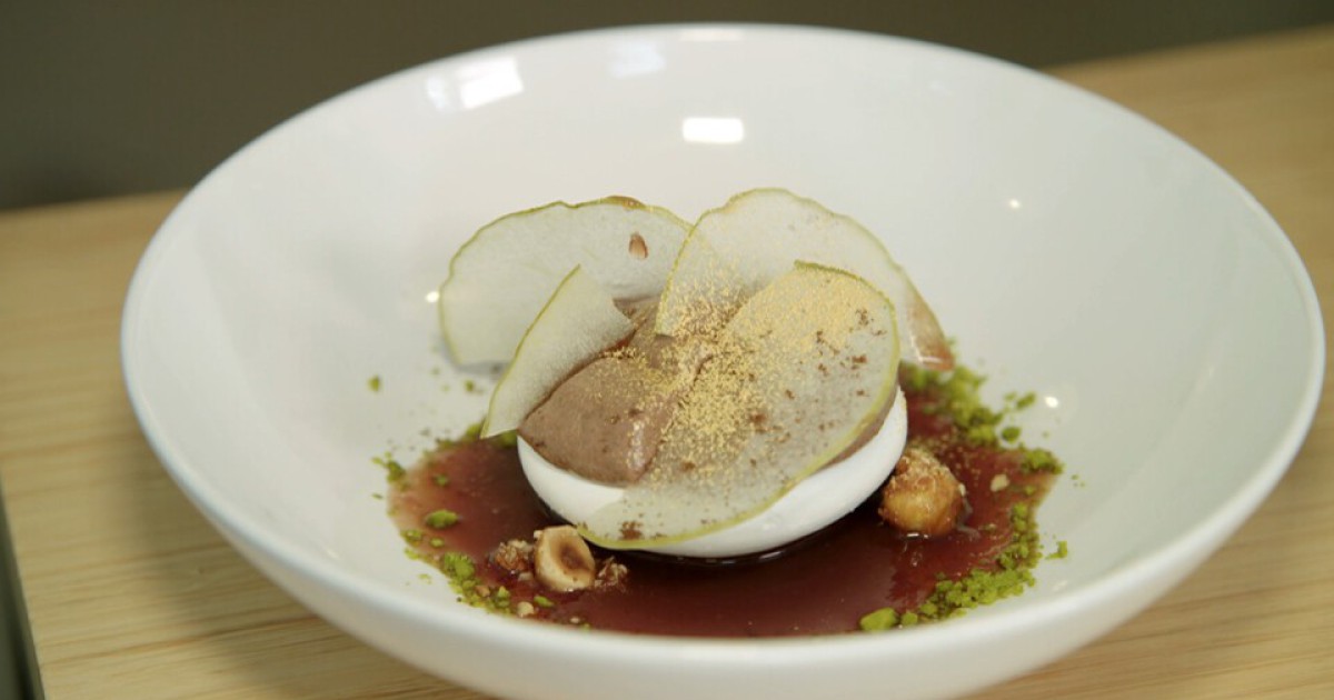 Chocolademousse met gedroogde appel op een bedje van merengue | BinnensteBuiten