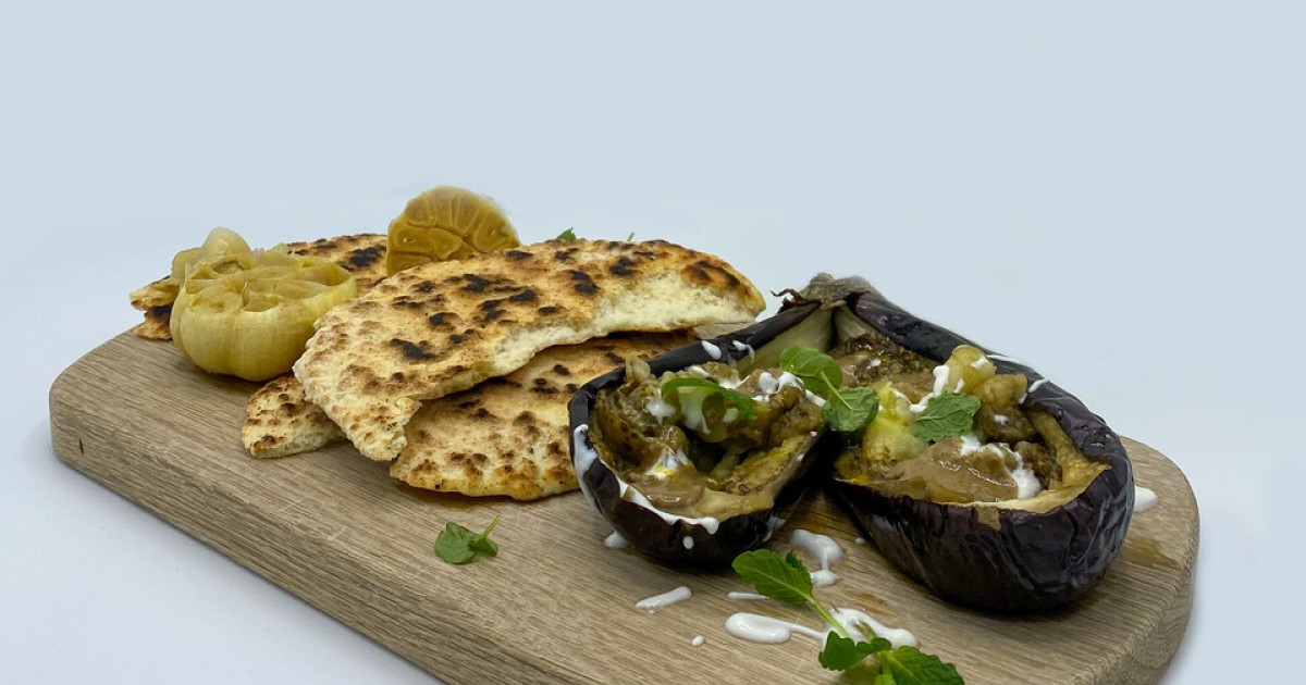 Gepofte aubergines met yoghurt en flatbread | BinnensteBuiten