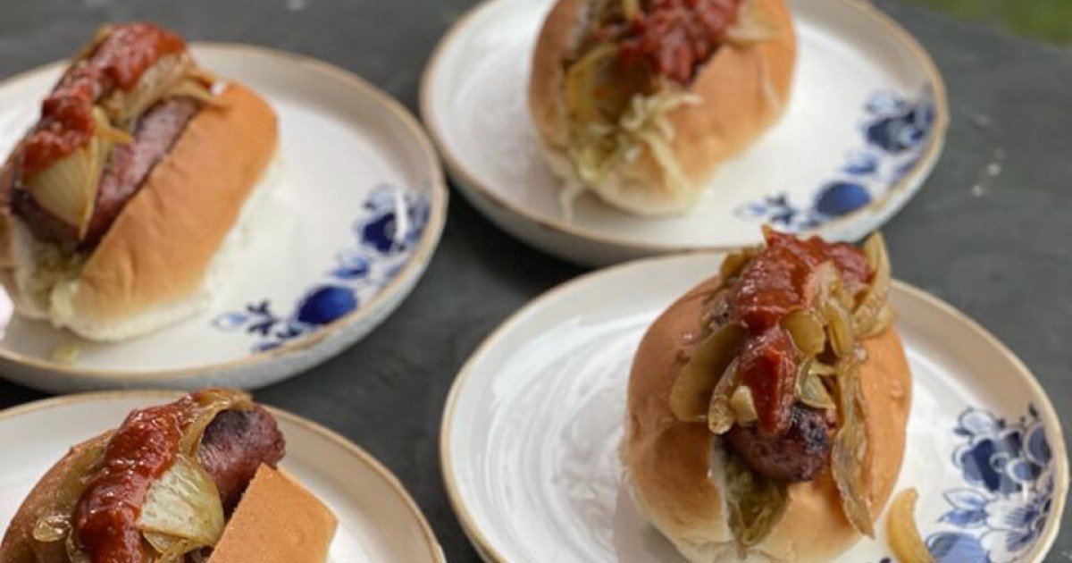Broodje braadworst met zuurkool en zelfgemaakte curry gewurz saus | BinnensteBuiten