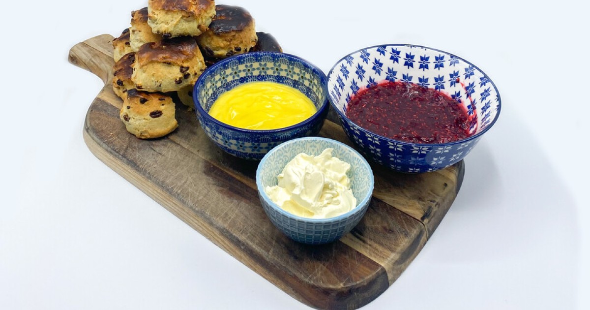 Scones met frambozenjam en lemon curd | BinnensteBuiten