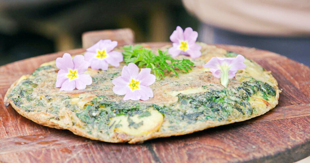 Tortilla met wilde kruiden en eetbare bloemen | BinnensteBuiten