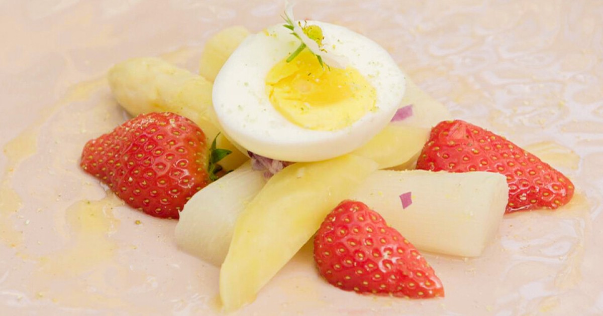Asperges met ei, aardbei en gele bietjes | BinnensteBuiten