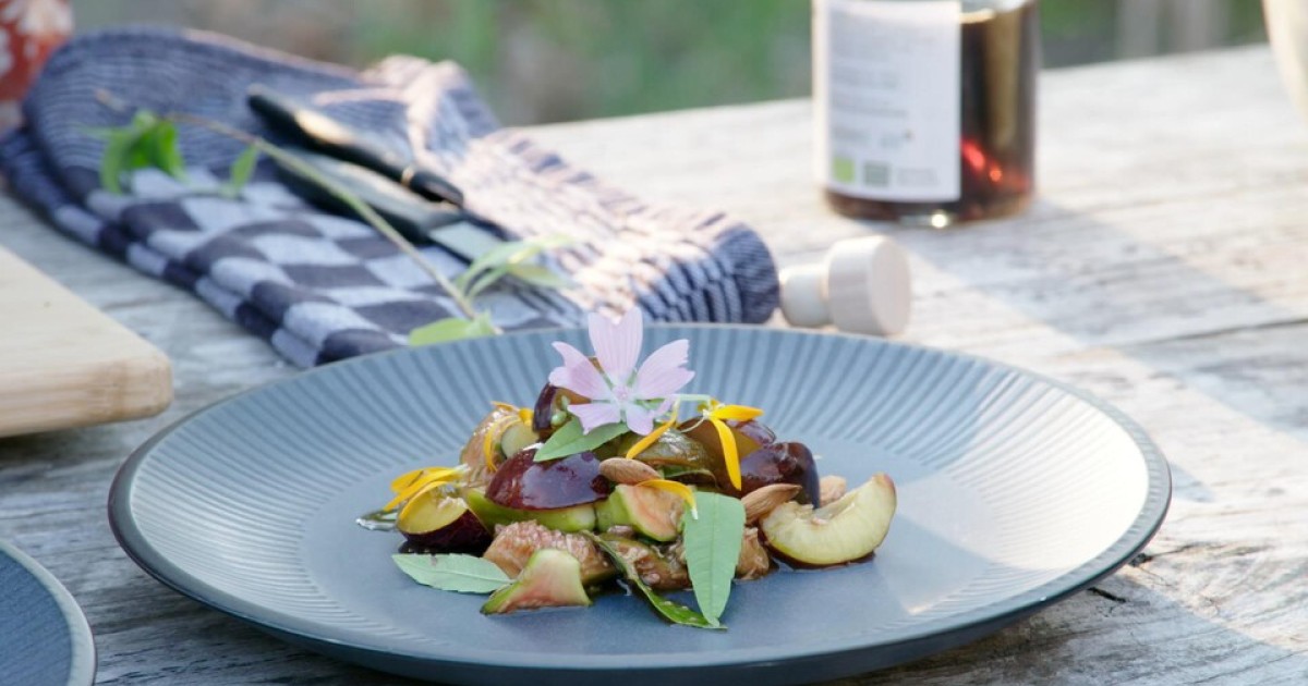 Fruitsalade van pruimen, vijgen en kruiden | BinnensteBuiten
