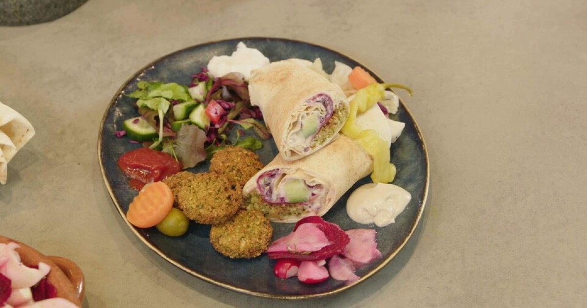 Falafel op flatbread met hummus en winterse rauwkost BinnensteBuiten