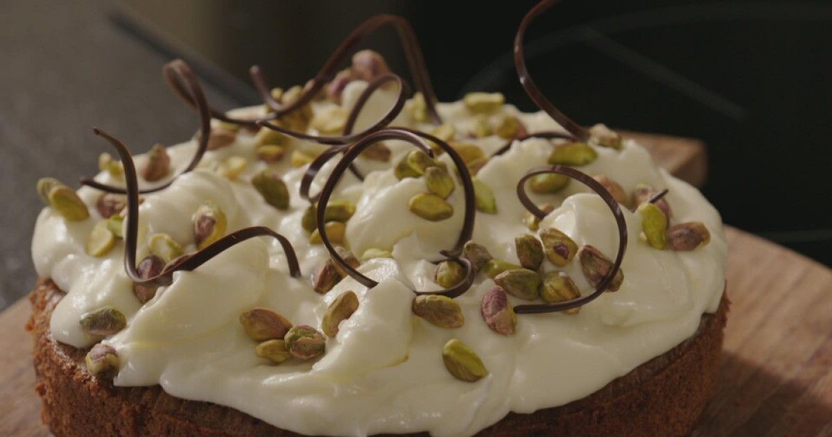 Worteltaart met pistache en chocoladekrullen | BinnensteBuiten
