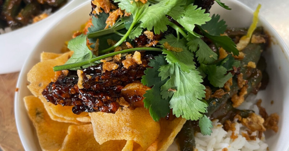 Sambal goreng tempeh met sajoer boontjes en witte rijst BinnensteBuiten