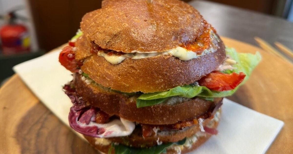 Makreelburger met tomatensalsa en gekonfijte ui | BinnensteBuiten