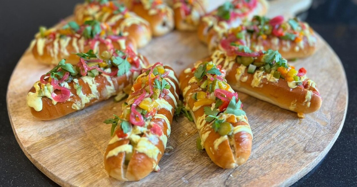 Worstenbroodjes met piccalilly-mayo en paprikasalsa | BinnensteBuiten