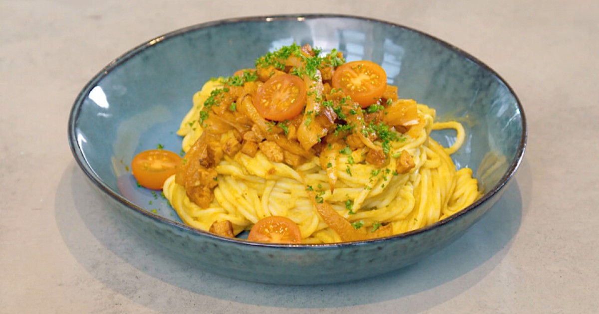 Snelle pasta met venkel, tempeh en romige kormasaus | BinnensteBuiten