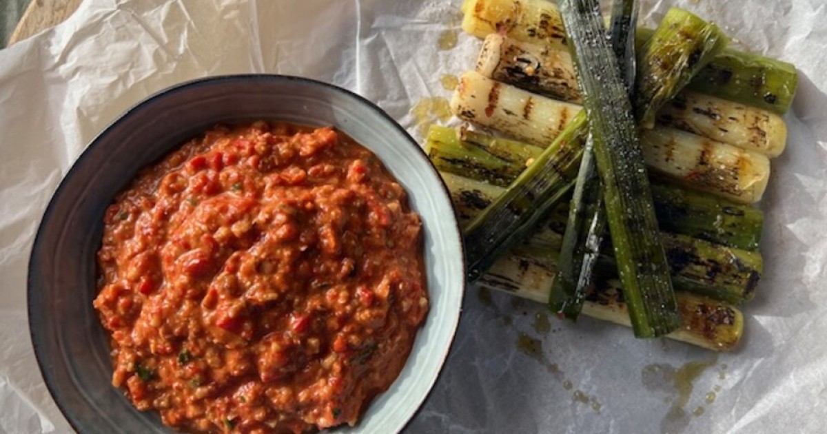 Gegrilde prei met kruidige paprikadip | BinnensteBuiten