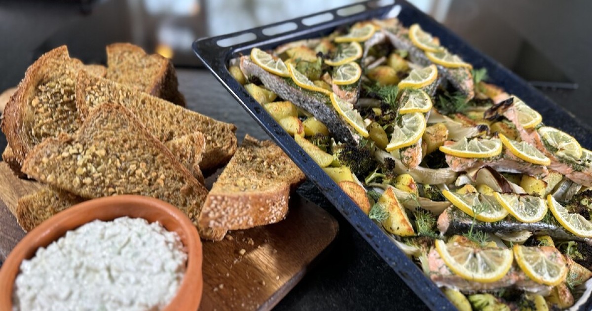 Traybake met zalm en aardappel en knoflookbrood | BinnensteBuiten