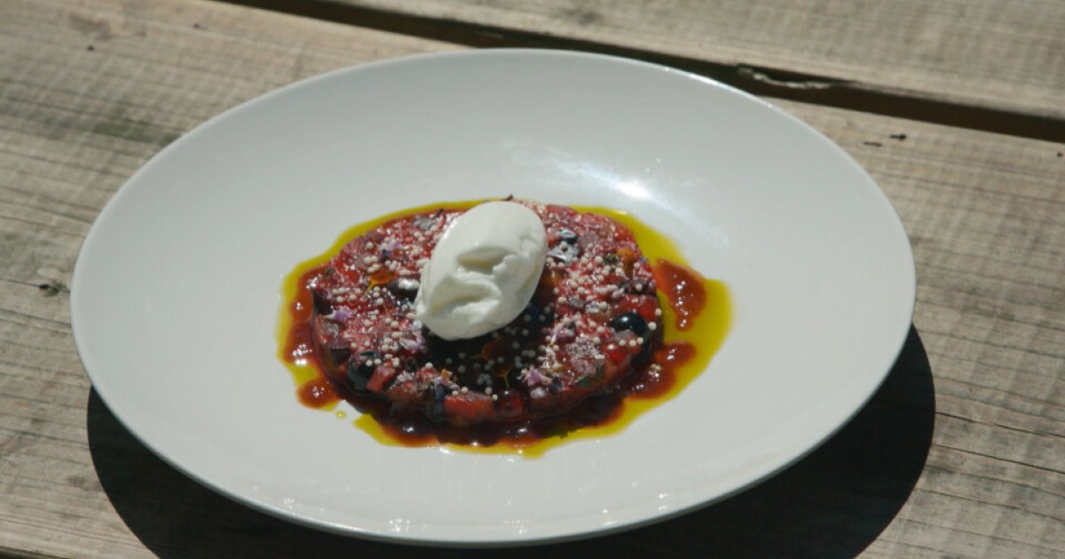 Feestelijk dessert met yoghurtijs en rood fruit | BinnensteBuiten