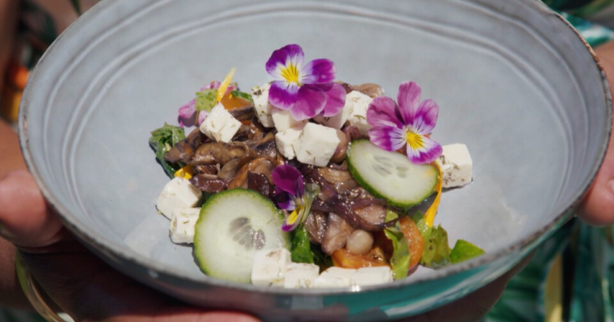 Salade met paddenstoelen, feta en eetbare bloemen | BinnensteBuiten